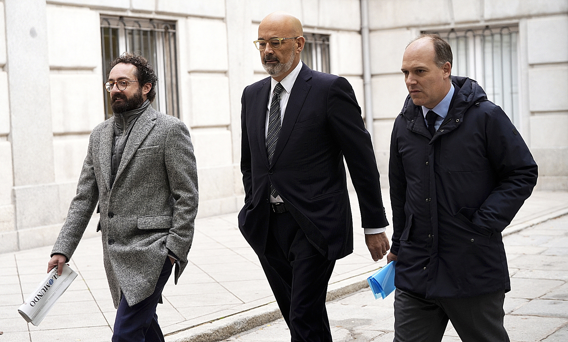 El director de EL MUNDO, Joaquín Manso, el abogado Juan Luis Ortega y el subdirector Esteban Urreiztieta.
