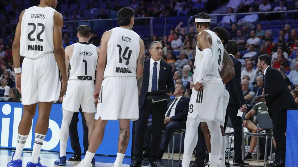Scariolo da instrucciones a sus jugadores durante el partido ante el Asvel Villeurbanne.