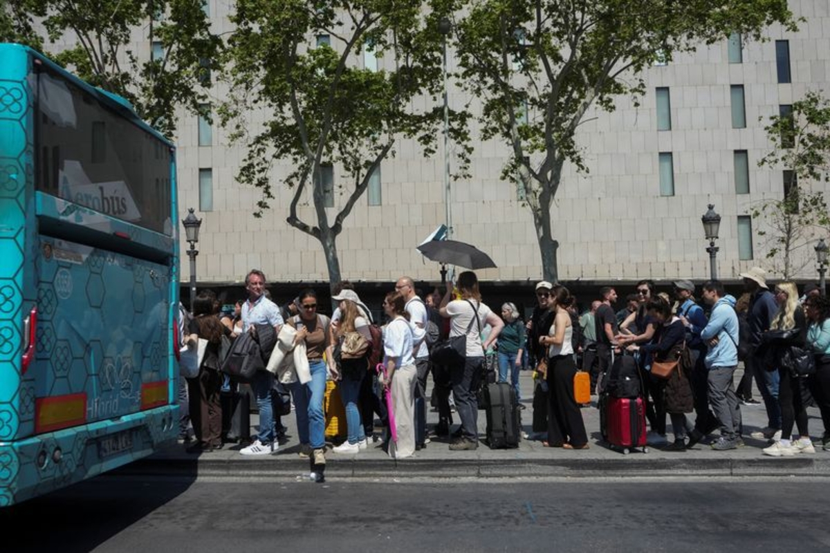 Turistas esperando por un bus