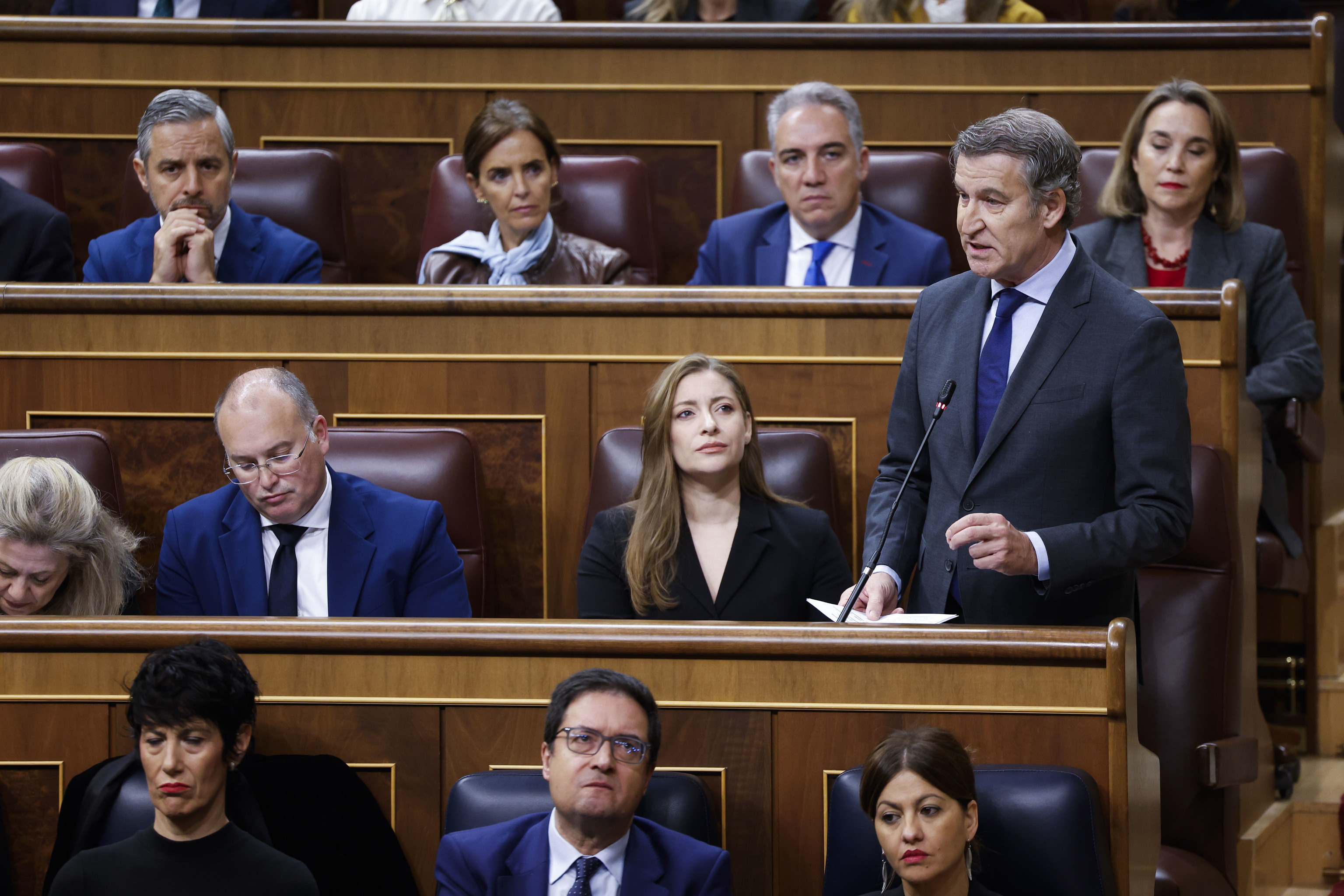 El presidente del PP, Alberto Núñez Feijóo, interviene ayer durante la sesión de control al Gobierno en el Congreso