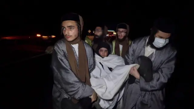 Miembros de Lev Tahor, escapando de un centro de detención en Huixtla, Chiapas, México, en 2022.