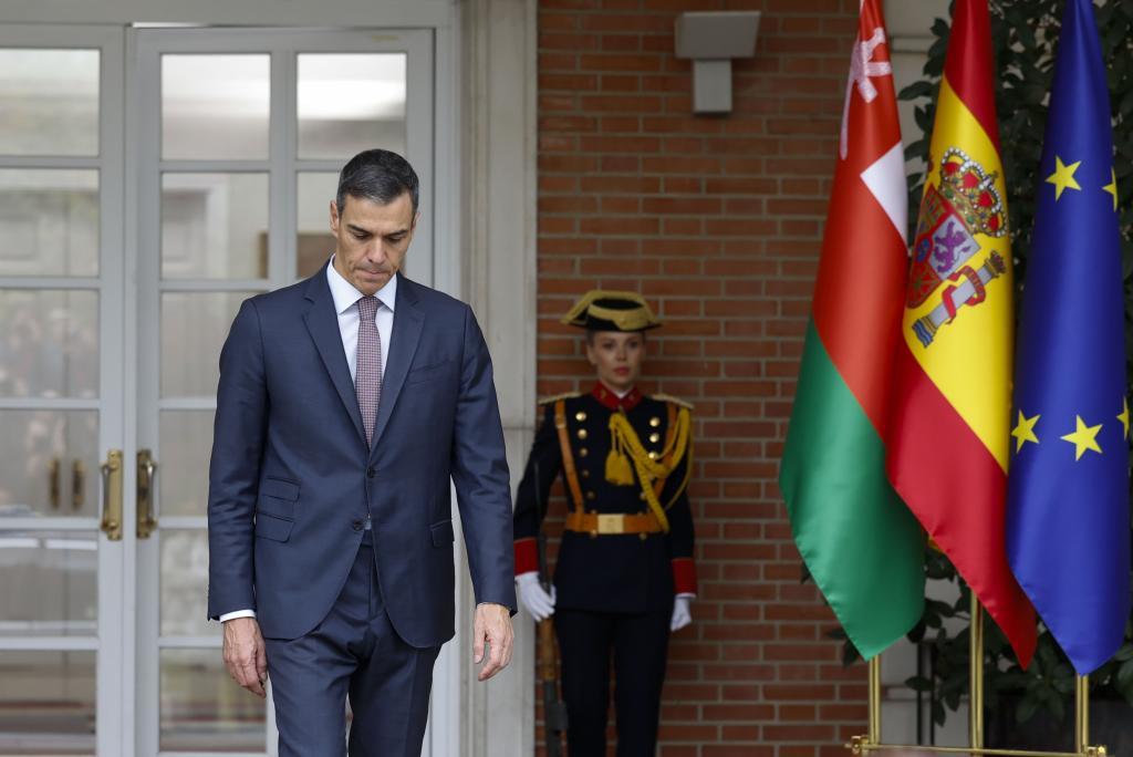 Pedro Sánchez sale a recibir al sultán de Omán, Shaitham Bin Tariq Al-Busaid, el miércoles, en La Moncloa.