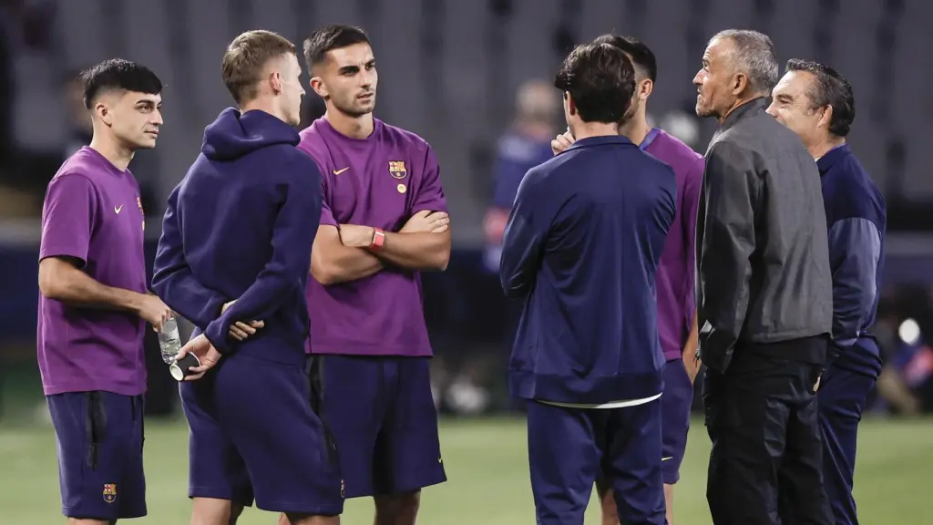 Pedri, Dani Olmo y Ferran Torres hablan con Luis Enrique antes del partido.