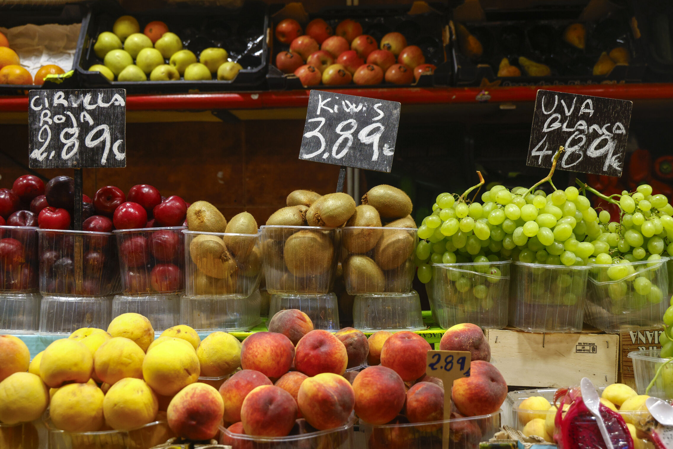Foto: Un puesto de frutas en un mercado. (EFE)