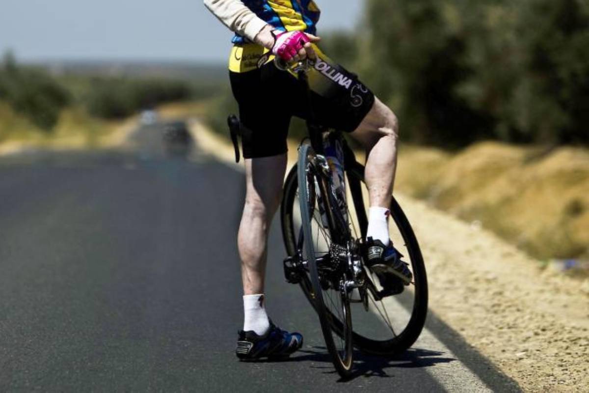 Ciclista circulando por la carretera, en una imagen de archivo
