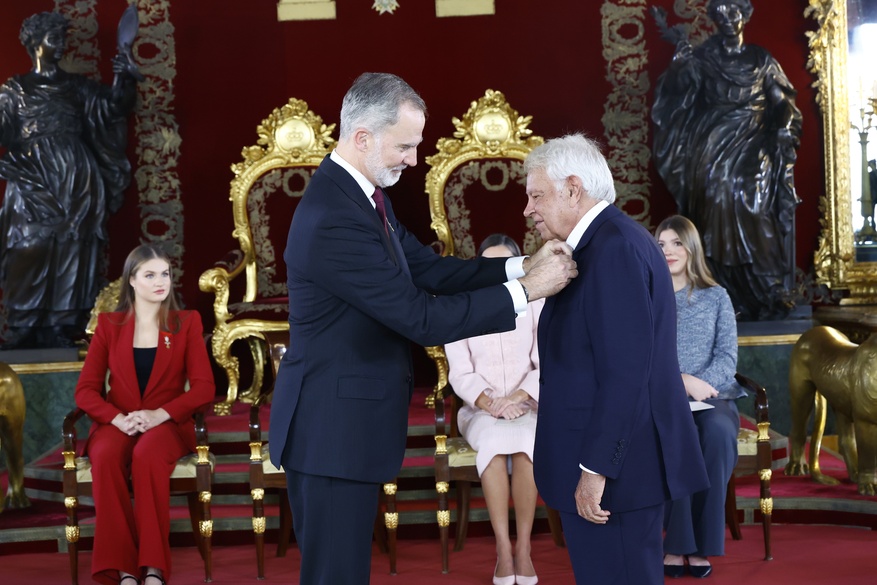El Rey Felipe impone al Toisón de Oro a Felipe González.
