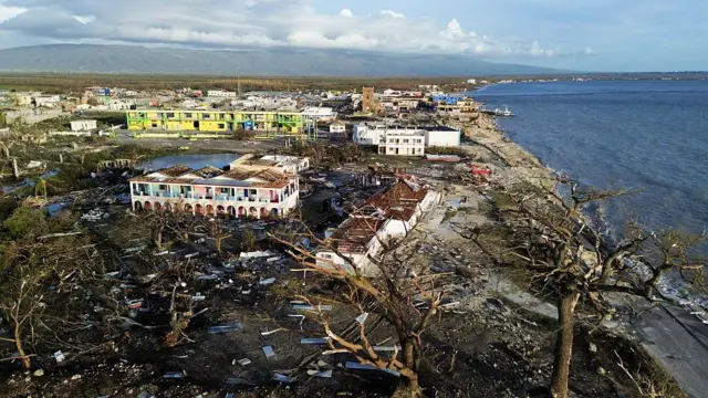Vista aérea de la ciudad de Black River luego del paso del huracán Melissa