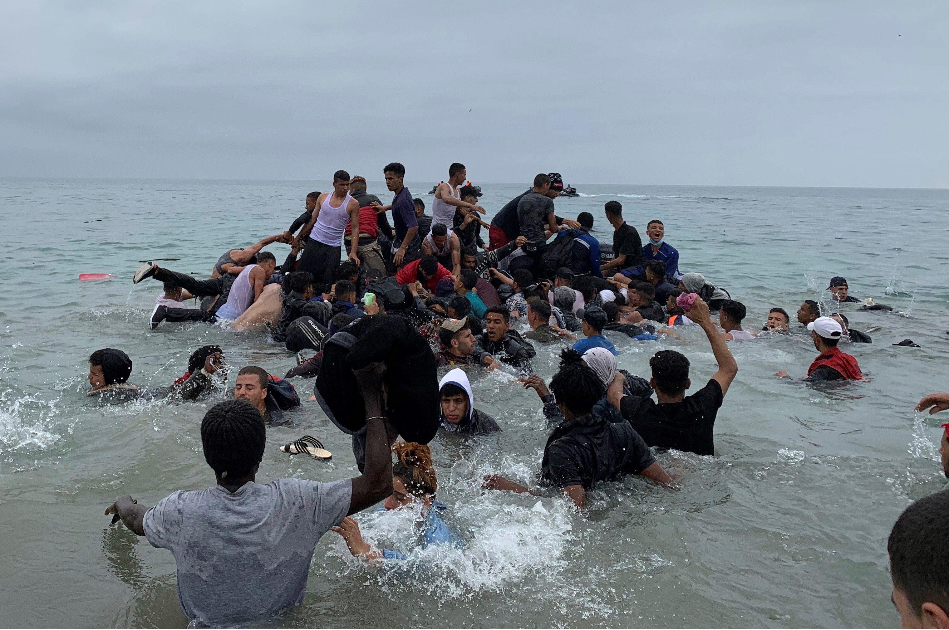 Jóvenes inmigrantes en aguas de Ceuta.