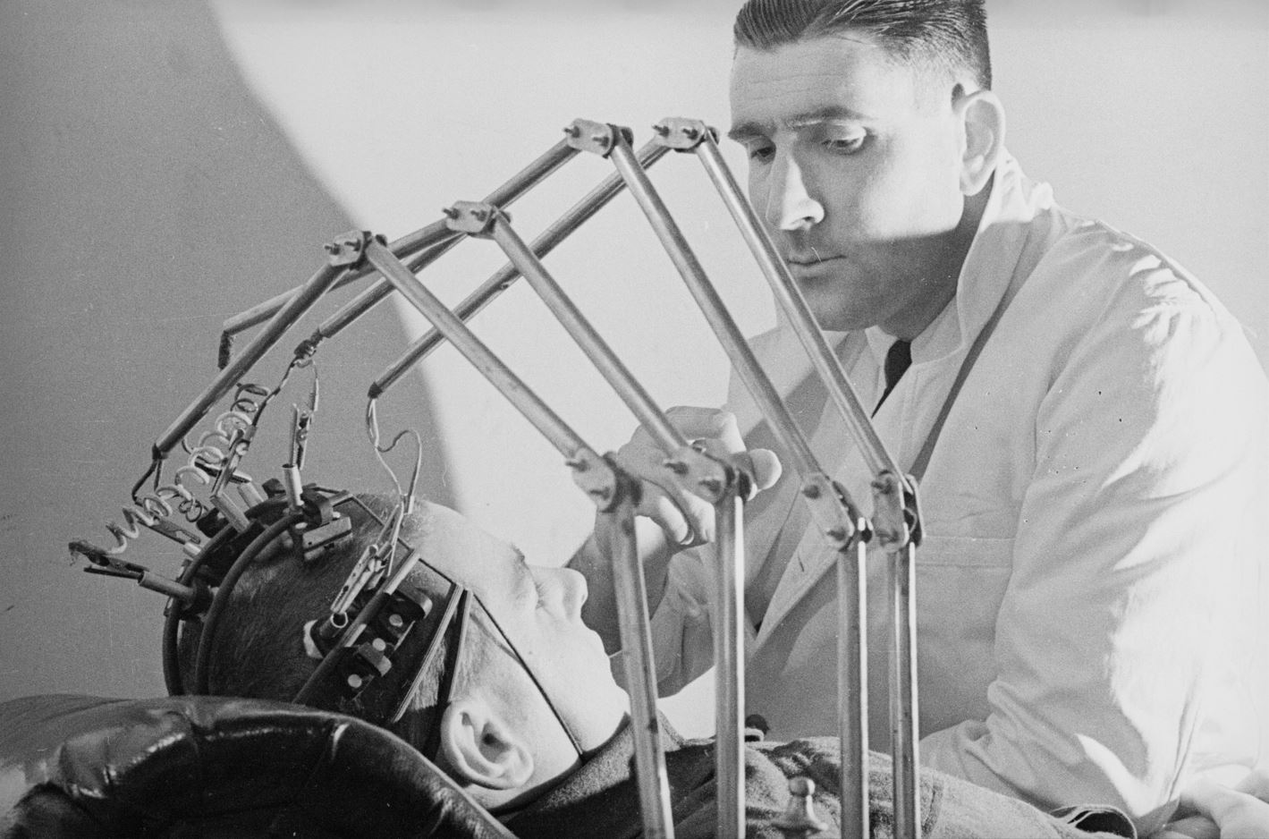 Foto: Un médico mide las ondas cerebrales de un militar en 1940. (Getty Images/Fox Photos)