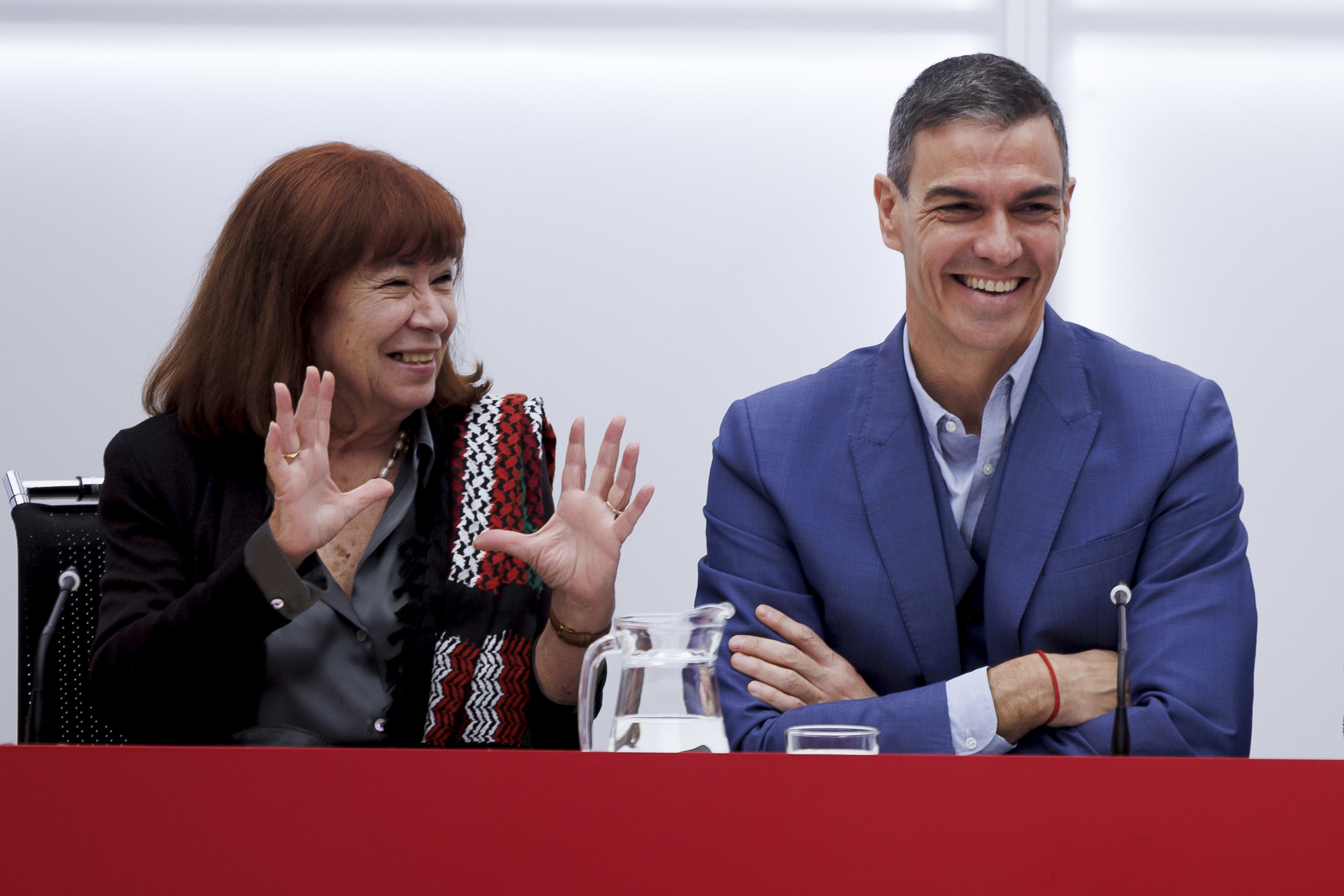 Pedro Sánchez con Cristina Narbona en la Ejecutiva del PSOE.