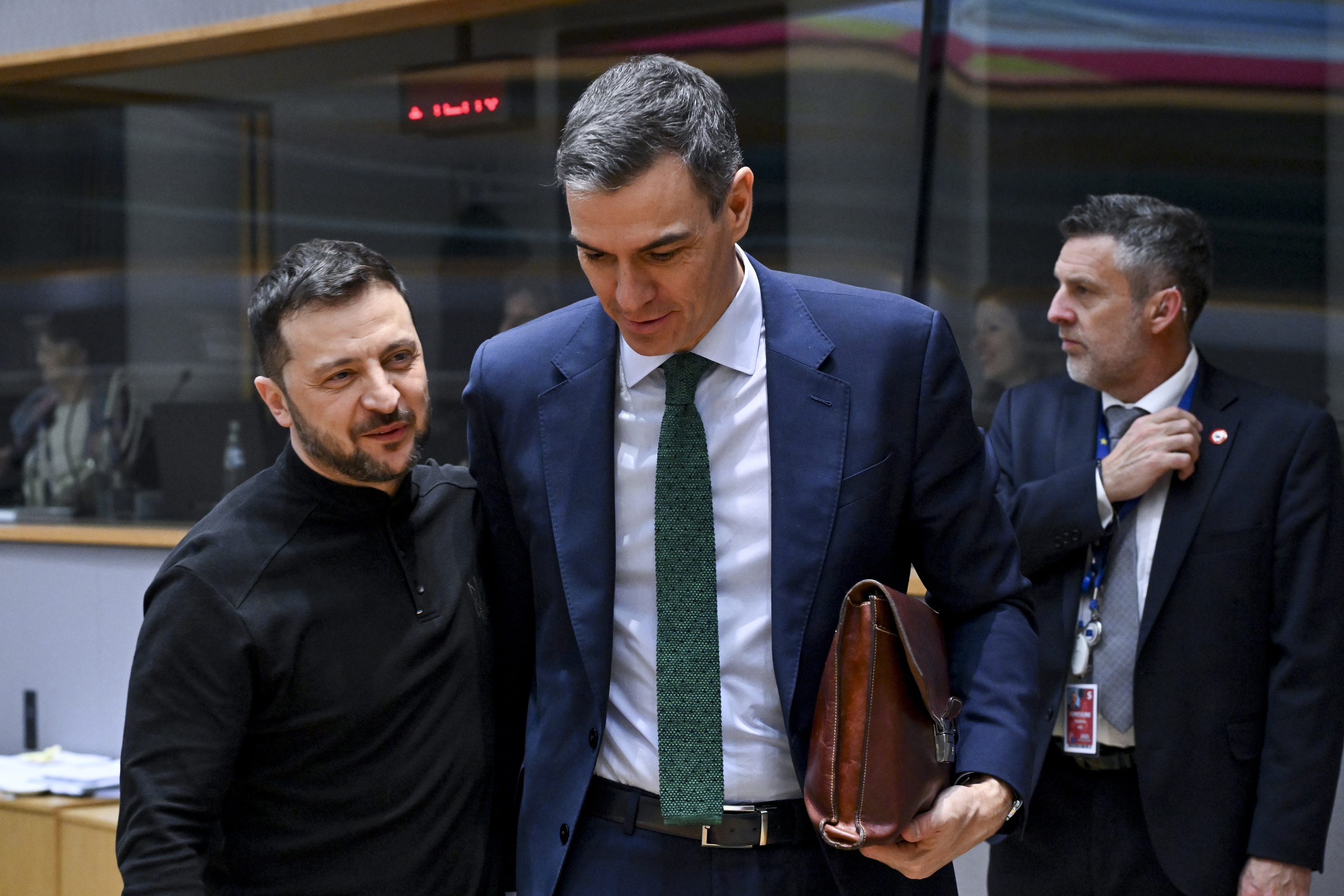 Los presidentes ucraniano, Volodimir Zelensky, y español, Pedro Sánchez en Bruselas.