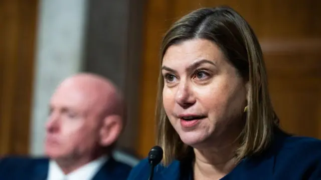 La senadora demócrata Elissa Slotkin durante una audiencia en el Capitolio 