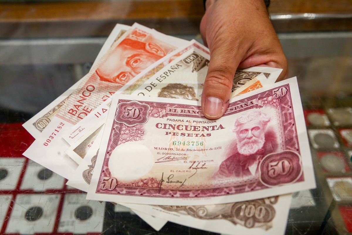 Una persona muestra varios billetes