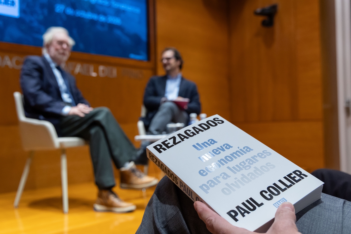 Paul Collier (i.) en conversación