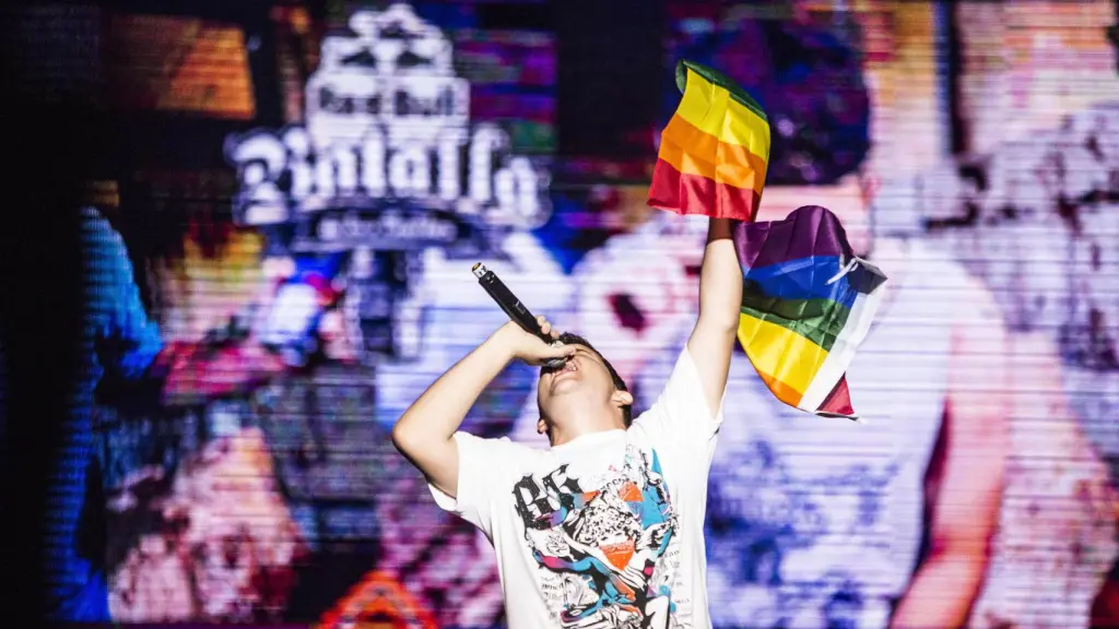 Arkano, levantando la bandera LGTBI en una de sus batallas