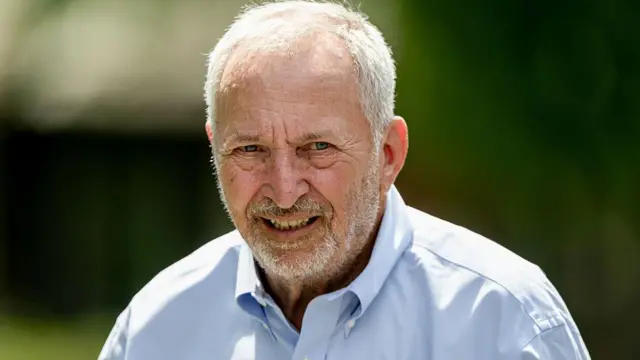 Larry Summers, expresidente de la Universidad de Harvard, con una camisa azul clara