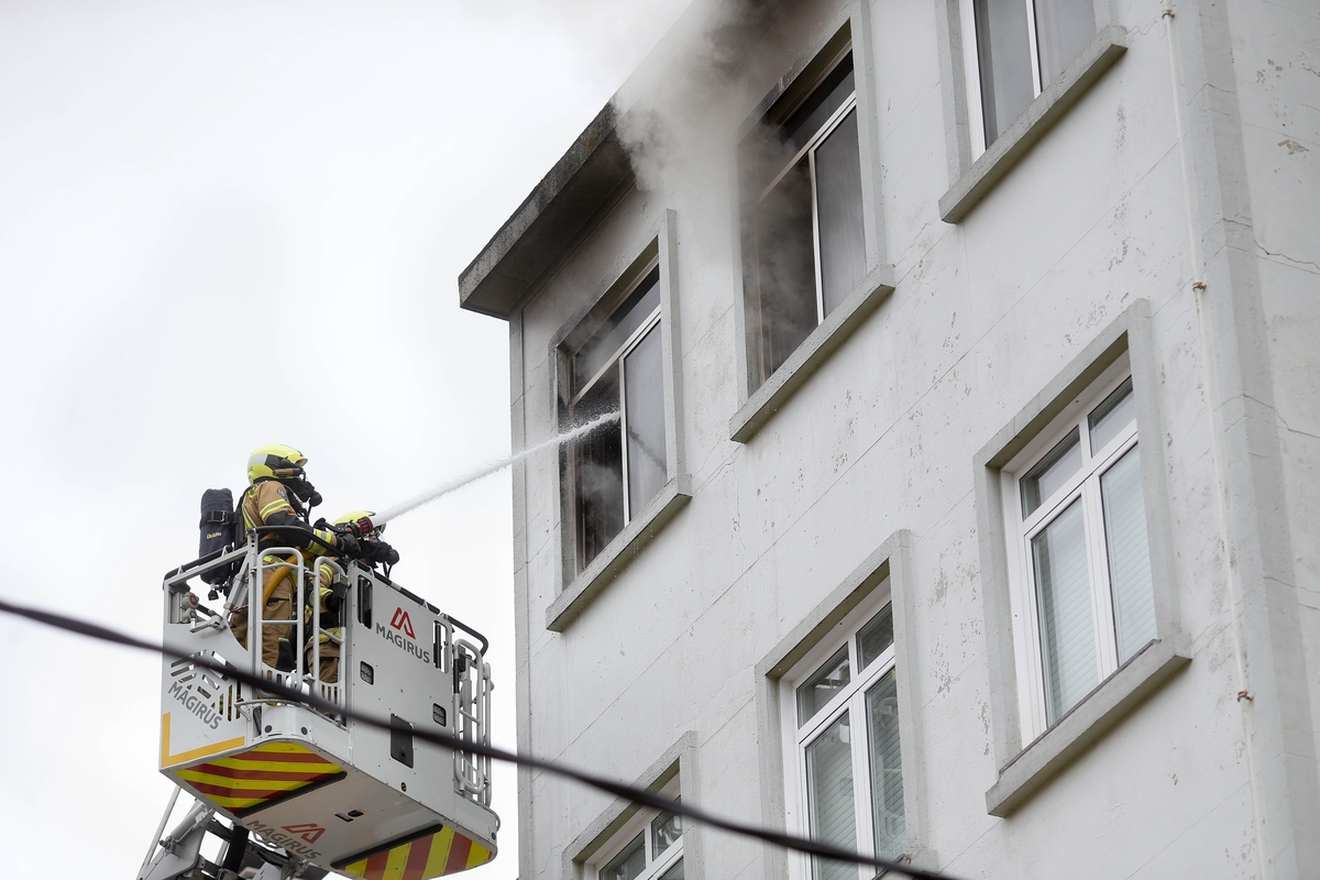 Bomberos trabajan en la extinción