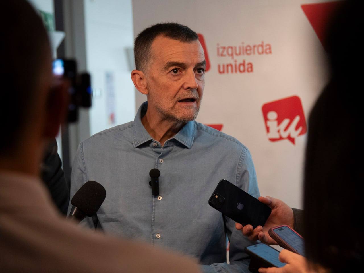 El líder de IU, Antonio Maíllo, en una reciente atención a los medios.