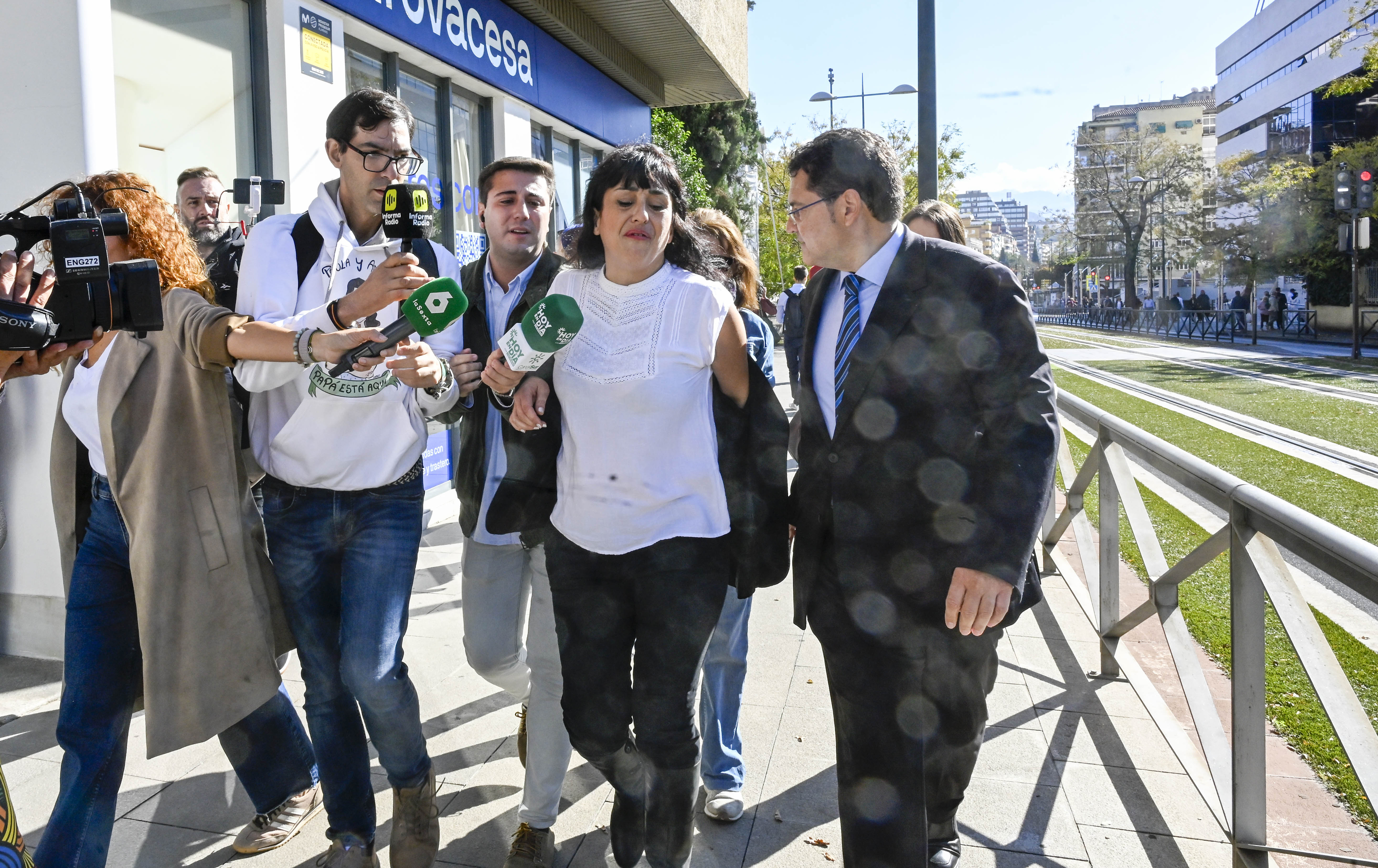 Juana Rivas, y a su derecha su abogado, Carlos Aranguez, a la salida de ambos del juzgado de Instrucción 4 de Granada, este jueves.