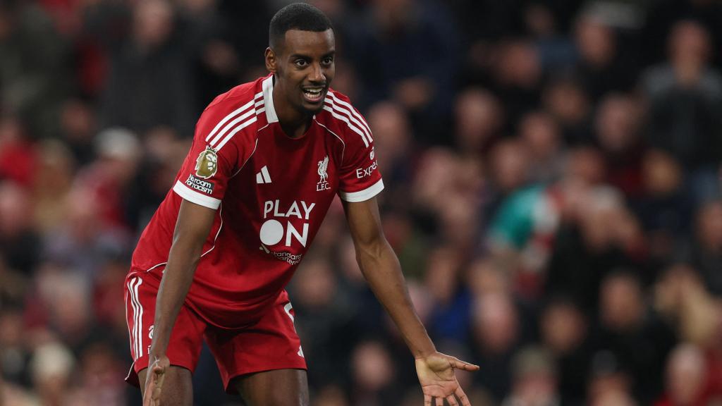 Alexander Isak reacciona durante un partido frente al Manchester United