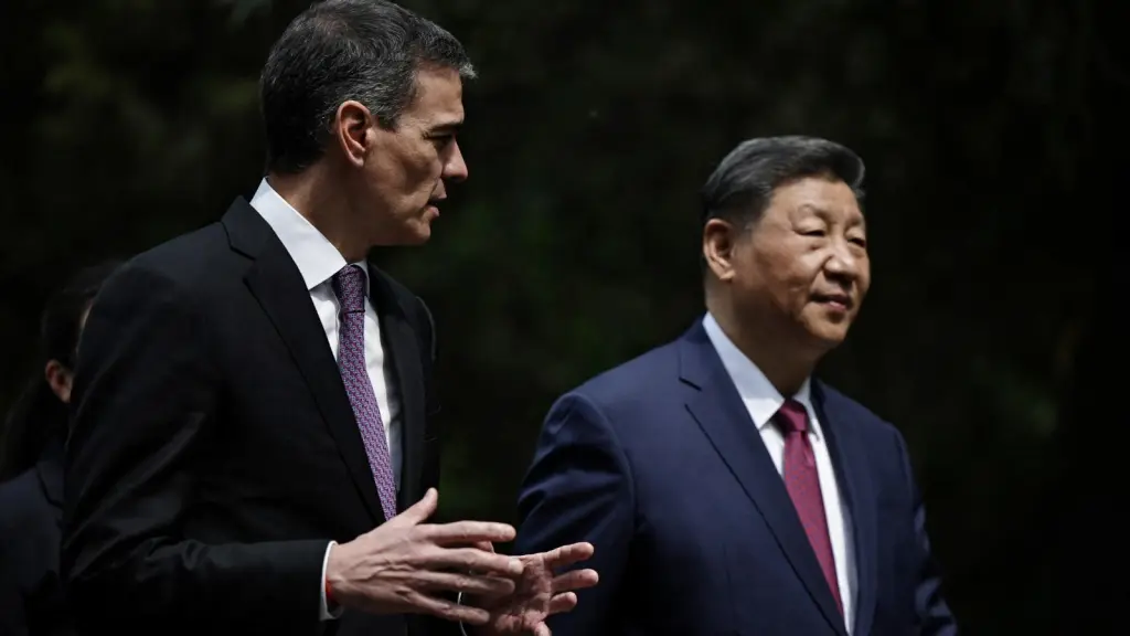 Pedro Sánchez y Xi Jinping pasean tras su reunión por los jardines de la casa de huéspedes Diaoyutai, en Pekín.