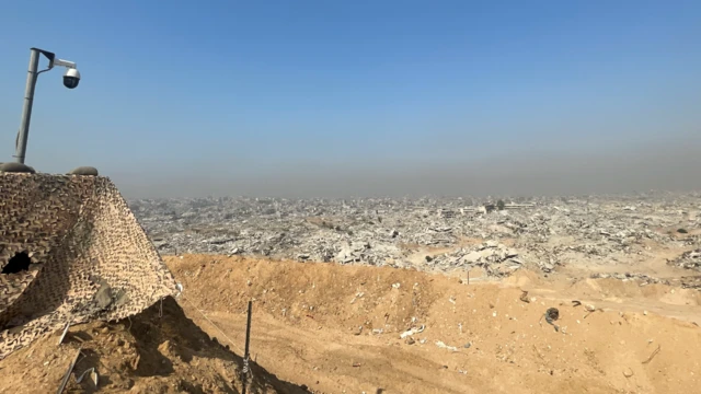 Una gran explanada cubierta de escombros. Una cámara de seguridad parece ser lo único que queda en pie en el barrio de Shejaiya, en Ciudad de Gaza. 