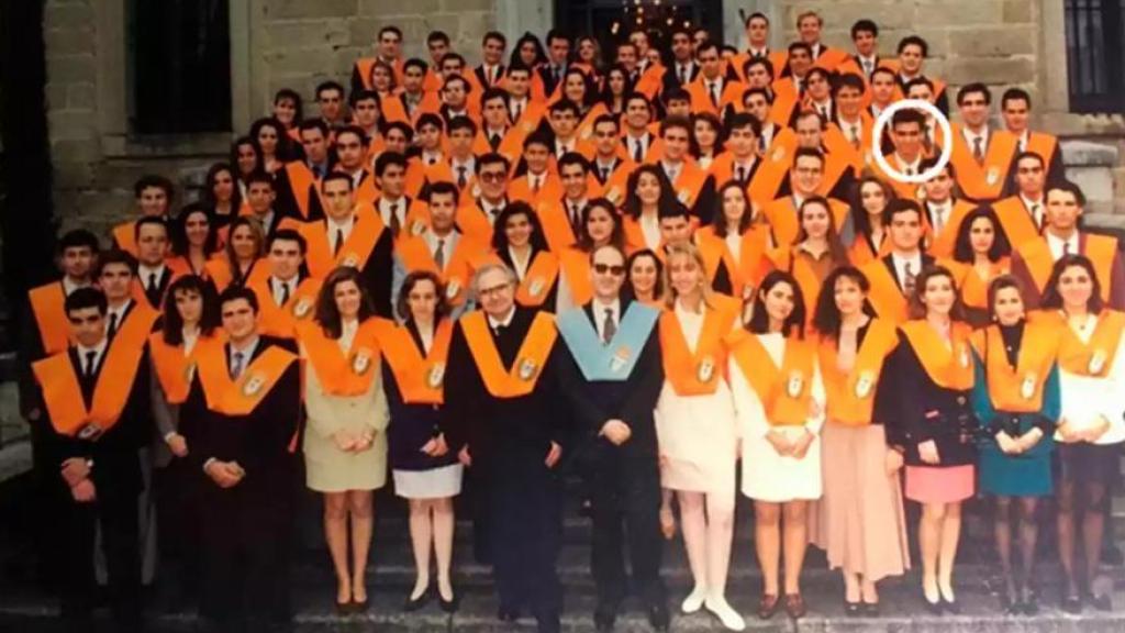 La foto de graduación de Pedro Sánchez, como licenciado en Económicas, en el Real Centro Universitario María Cristina de El Escorial, (Madrid).