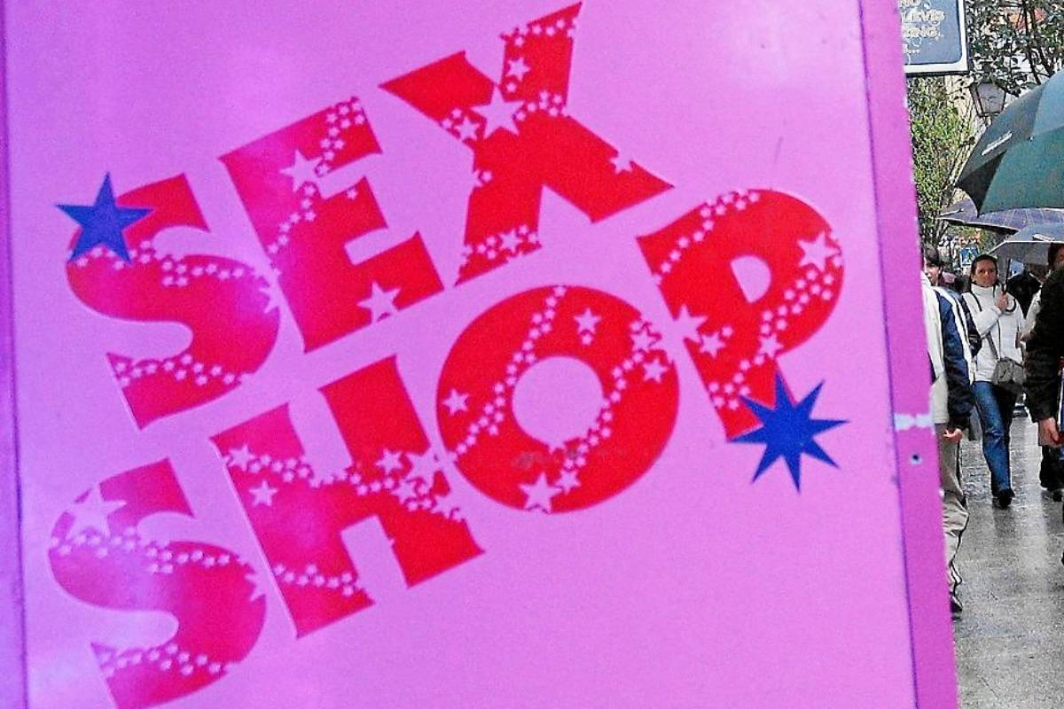 Cartel en la entrada de un sex shop.