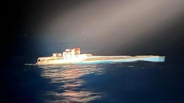 Fotografía facilitada por la Policía Judicial portuguesa que muestra un narcosubmarino incautado por las autoridades.