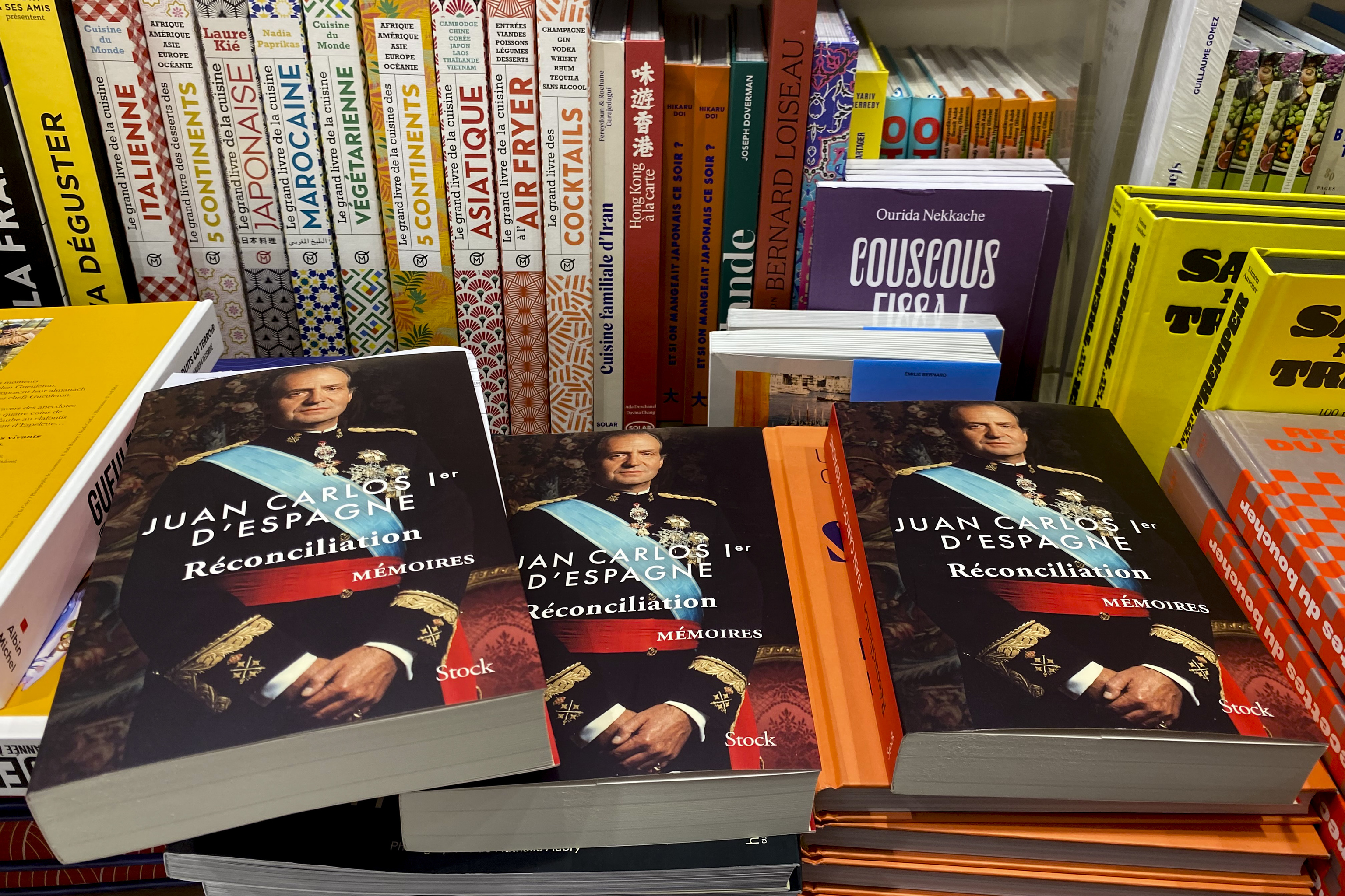 Venta del libro de Don Juan Carlos en París, Francia.