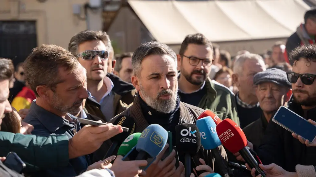El presidente de Vox, Santiago Abascal, ofrece declaraciones a los medios este viernes en Coria (Cáceres).