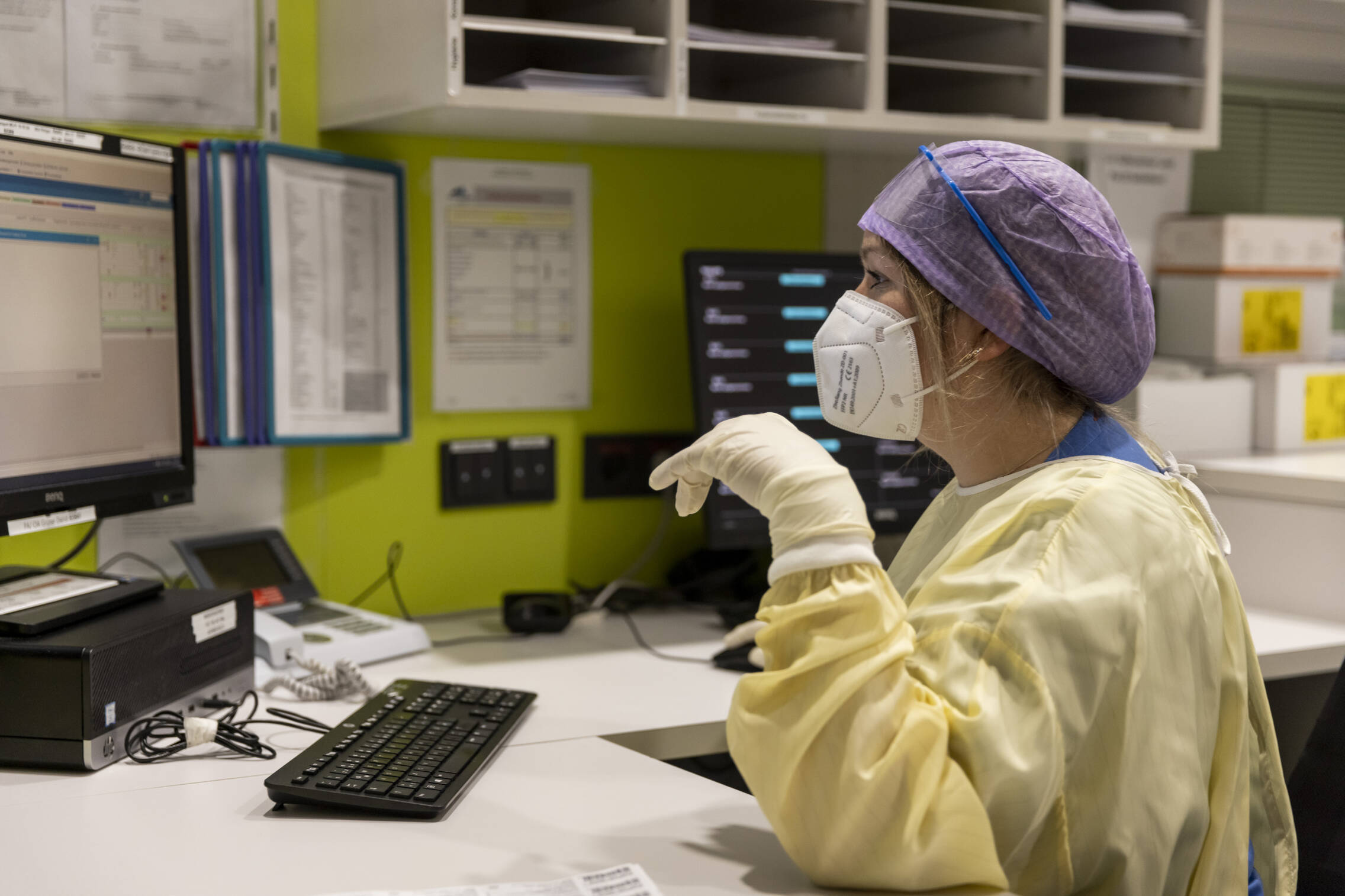 Foto: Una enfermera comprueba los datos de un paciente en un ordenador de la sala del hospital principal de la ciudad durante la pandemia. (Getty Images/Jan Hetfleisch)