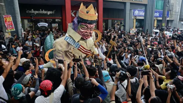 Manifestantes en Manila cargan por las calles una efigie del presidente Ferdinand "Bongbong" Marcos Jr