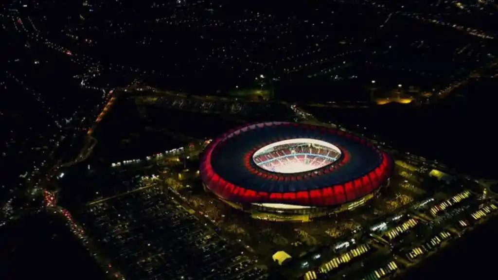 Imagen del Metropolitano de noche.
