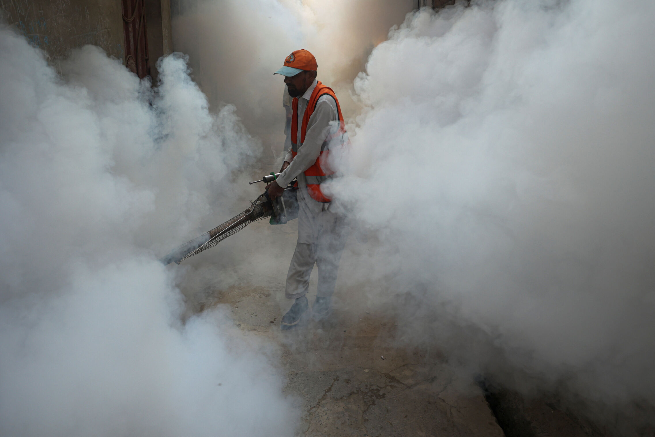 Foto: A worker sprays fumigation vapour to stem the spread of dengue virus in peshawar