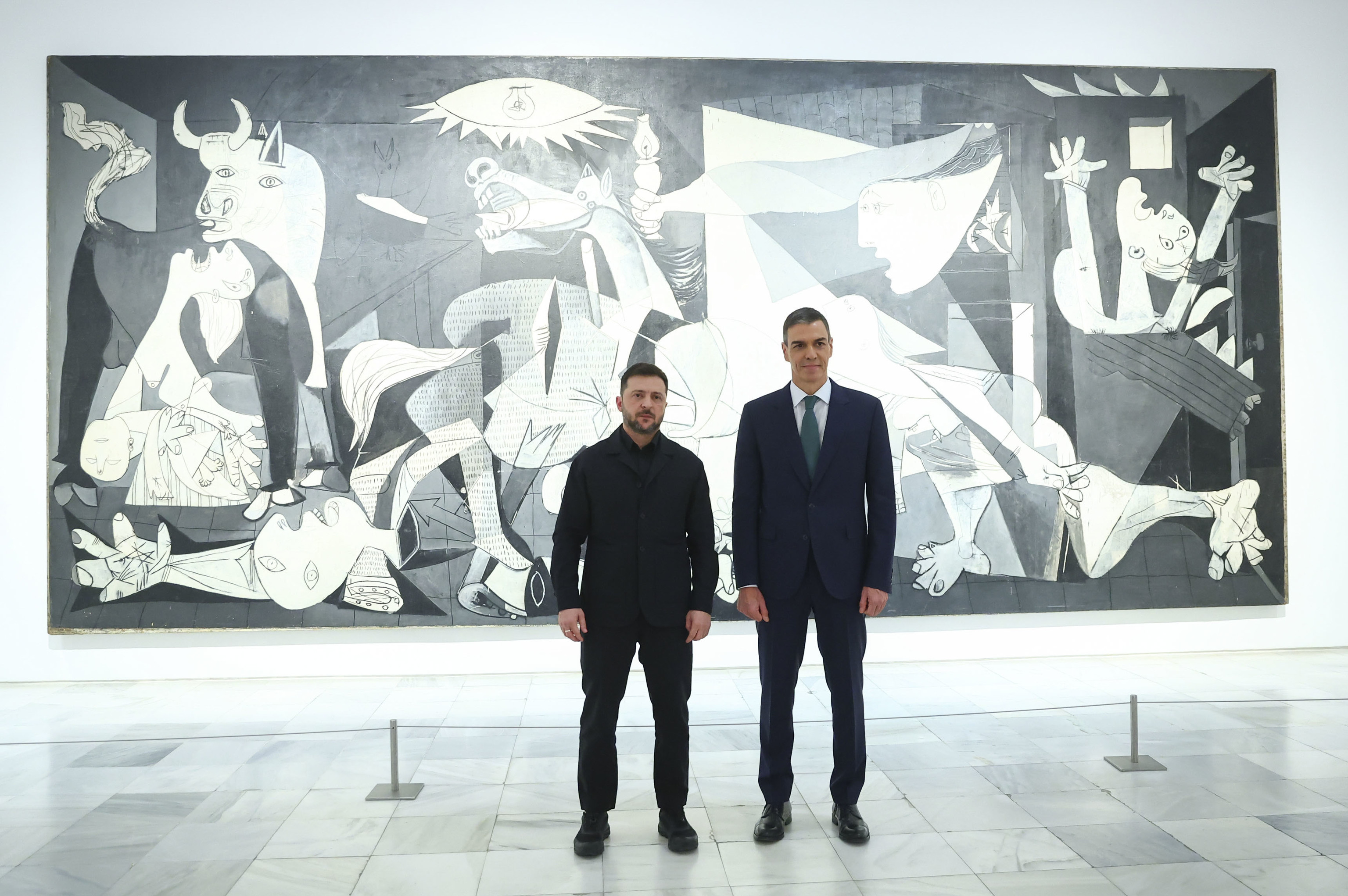 Zelenski y Sánchez posan con el Guernica.