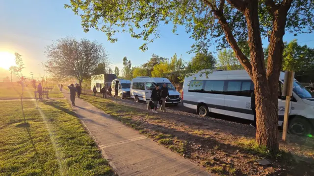 Autobús de larga distancia y varias camionetas