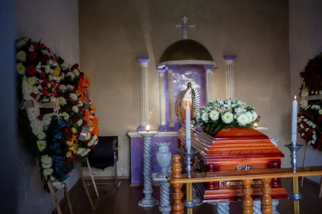 Un ataúdo con la imagen de la Virgen de Guadalupe