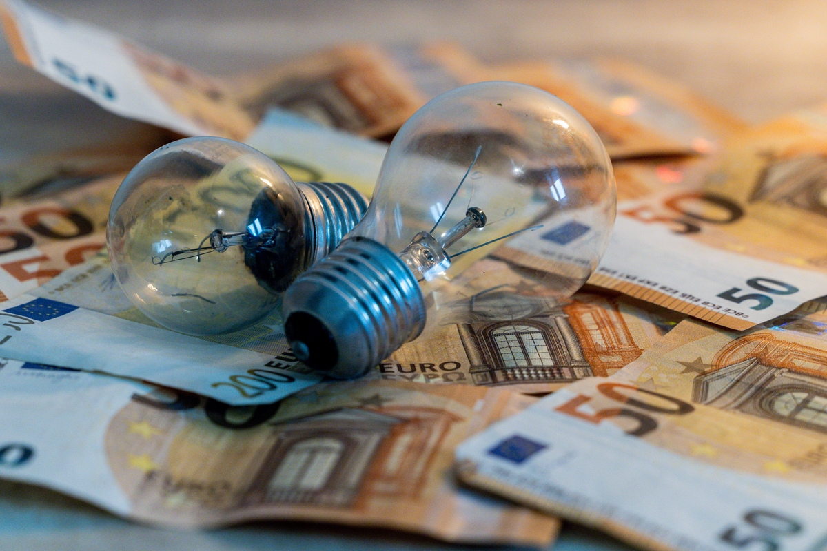 Dos bombillas sobre billetes de