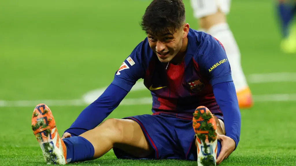 Pedri, tendido sobre el terreno de juego en El Clásico.