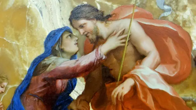 Una mujer que sería María abrazando a Jesús.