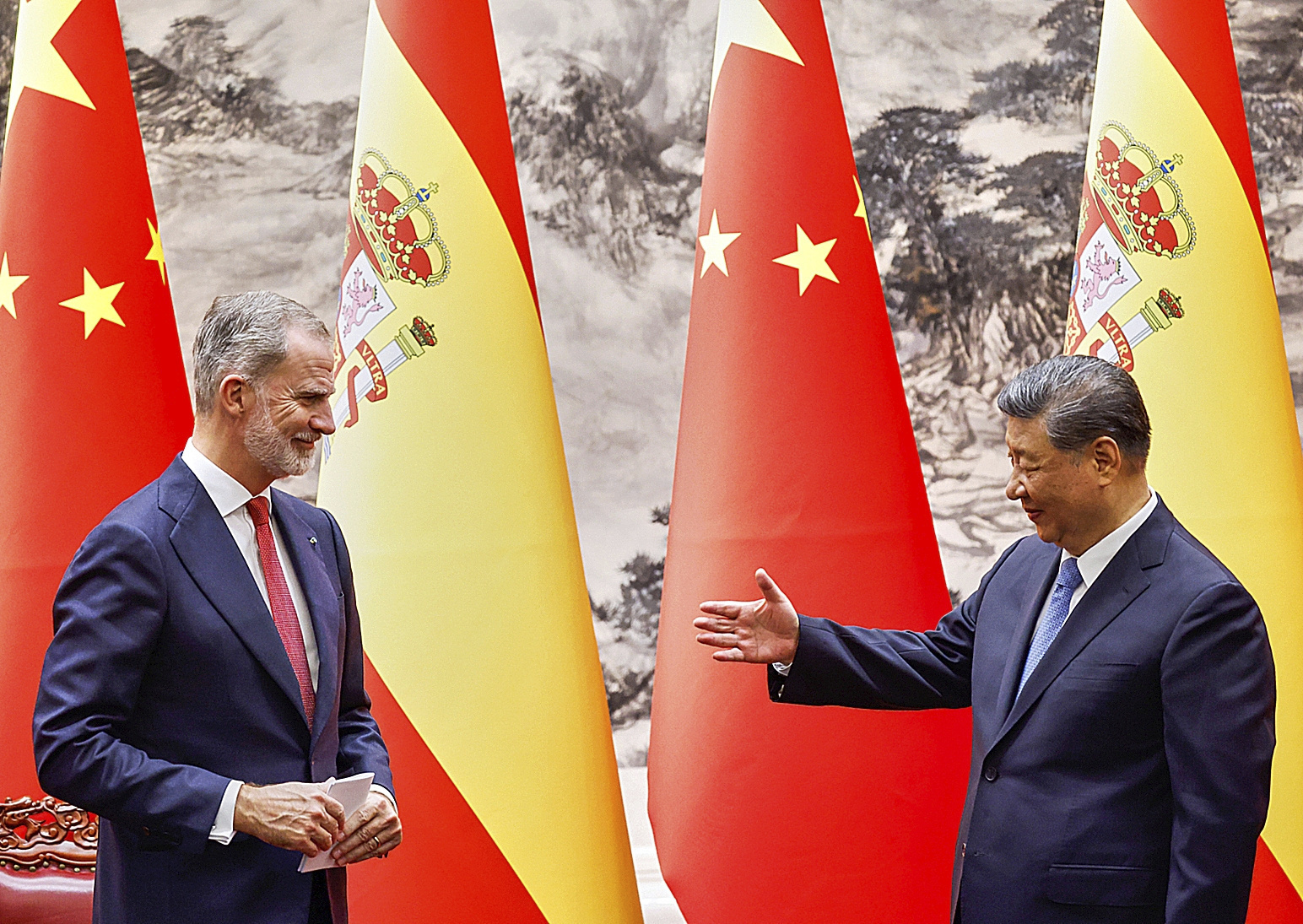 El Rey Felipe VI saluda al presidente chino Xi Jinping el pasado miércoles en Pekín.