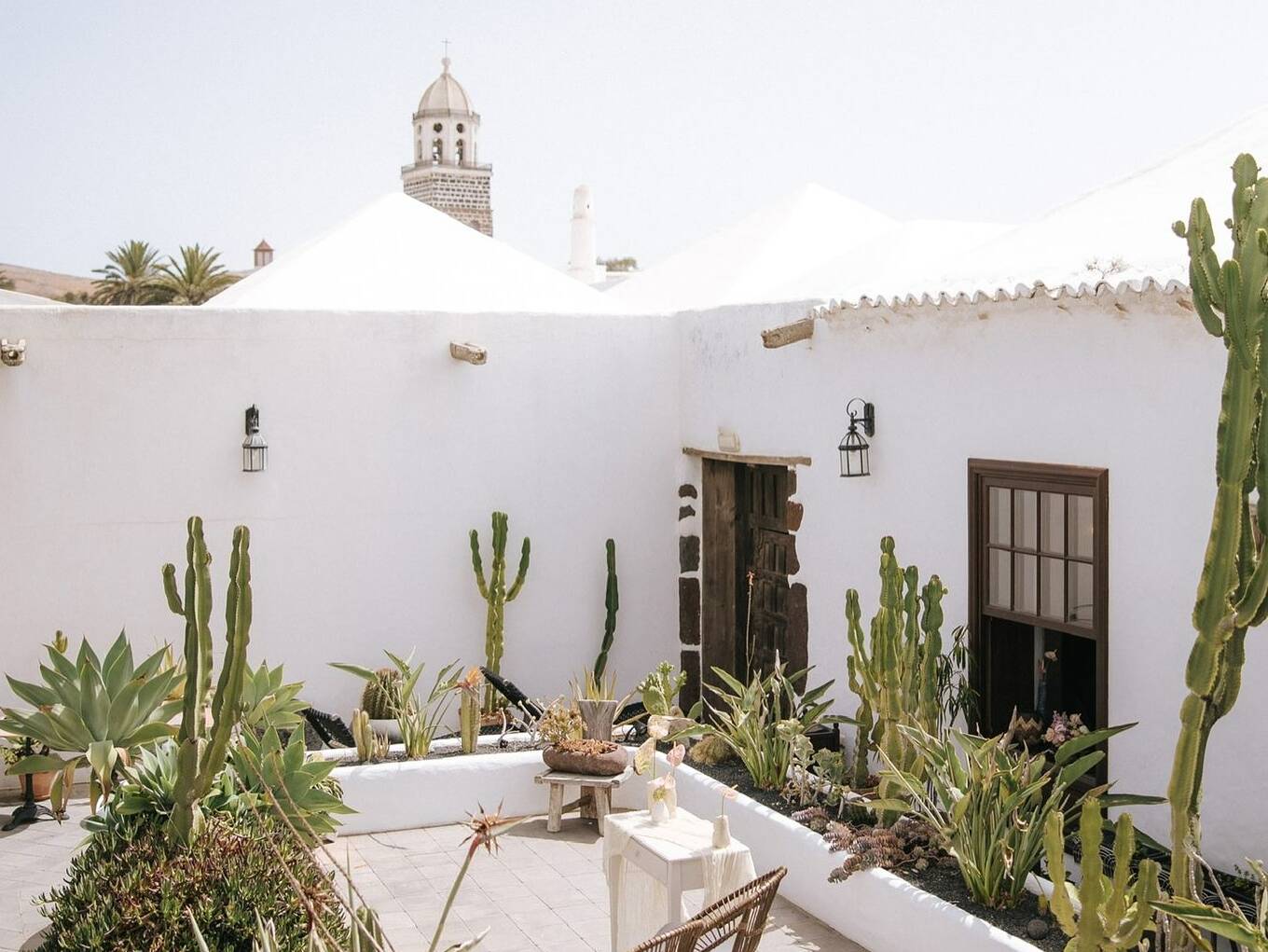 Foto: Patio interior de una antigua casona lanzaroteña, ejemplo de arquitectura tradicional insular. (Extraída de Facebook)