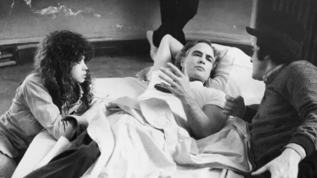 Schneider, Brando y Bertolucci en el set de El último tango en París