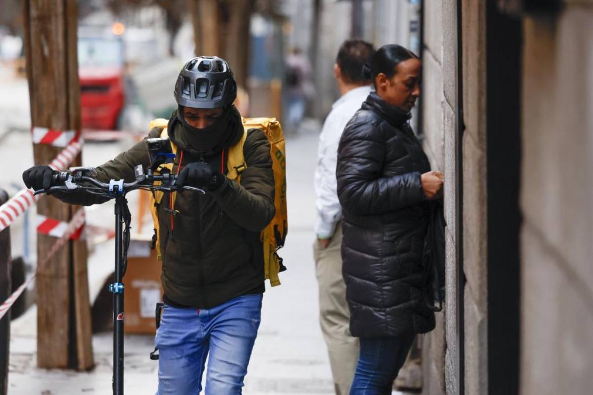 Viandantes por las calles del centro de Madrid