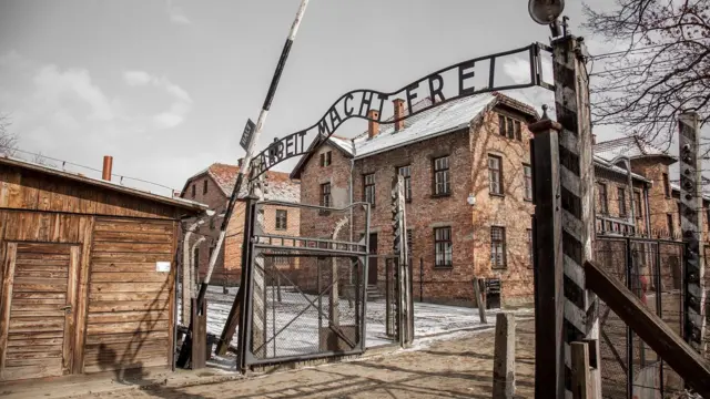 La entrada principal de Auschwitz con su infame frase "El trabajo libera"