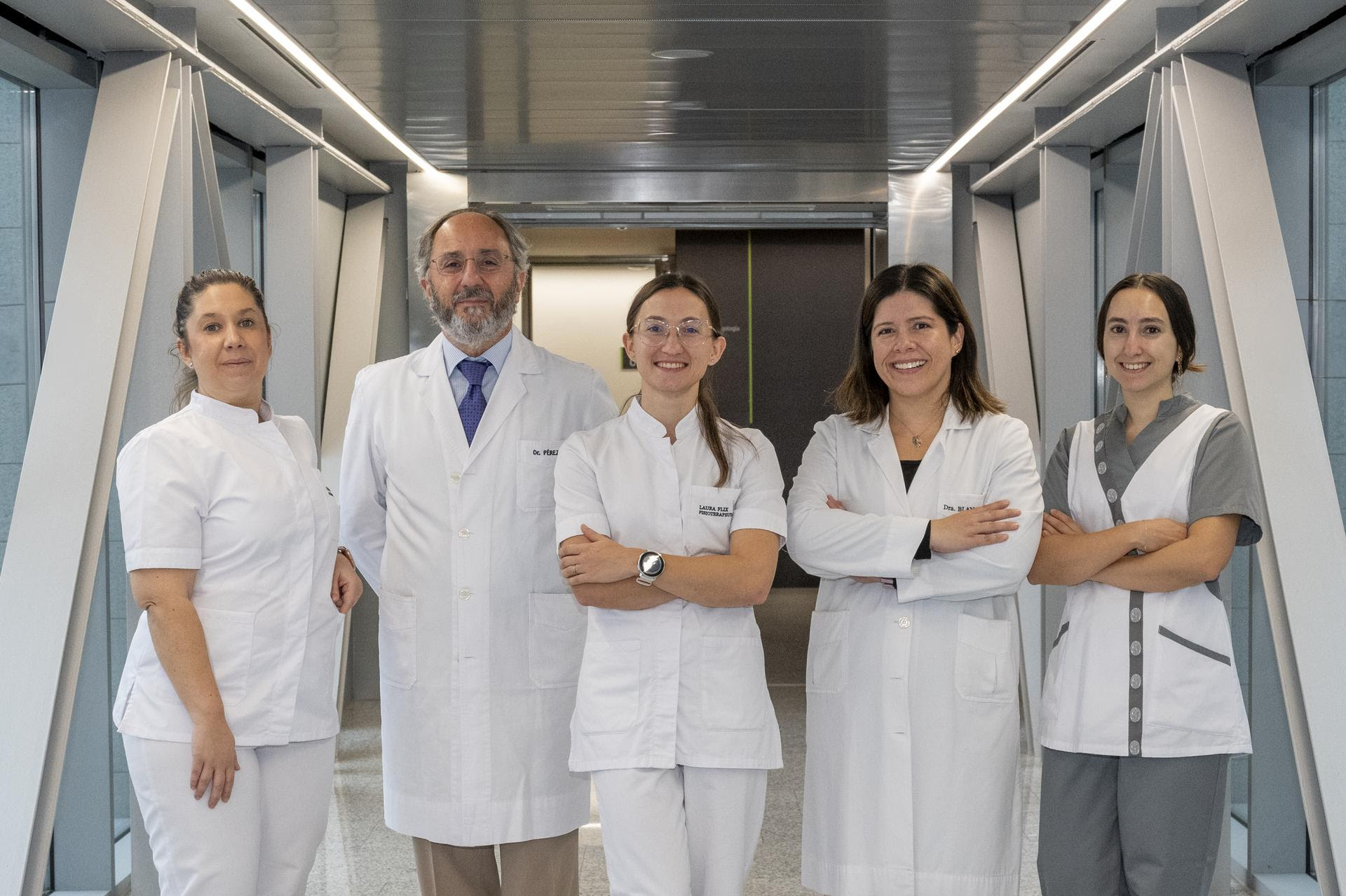 Foto: Ruth Escudero, audioprotesista; el Dr. Nicolás Pérez, codirector del Departamento de Otorrinolaringología de la Clínica Universidad de Navarra; Laura Flix, doctora en Fisioterapia; la Dr. Melissa Blanco, especialista en Otorrinolaringología, y Laura Guillén, enfermera.
