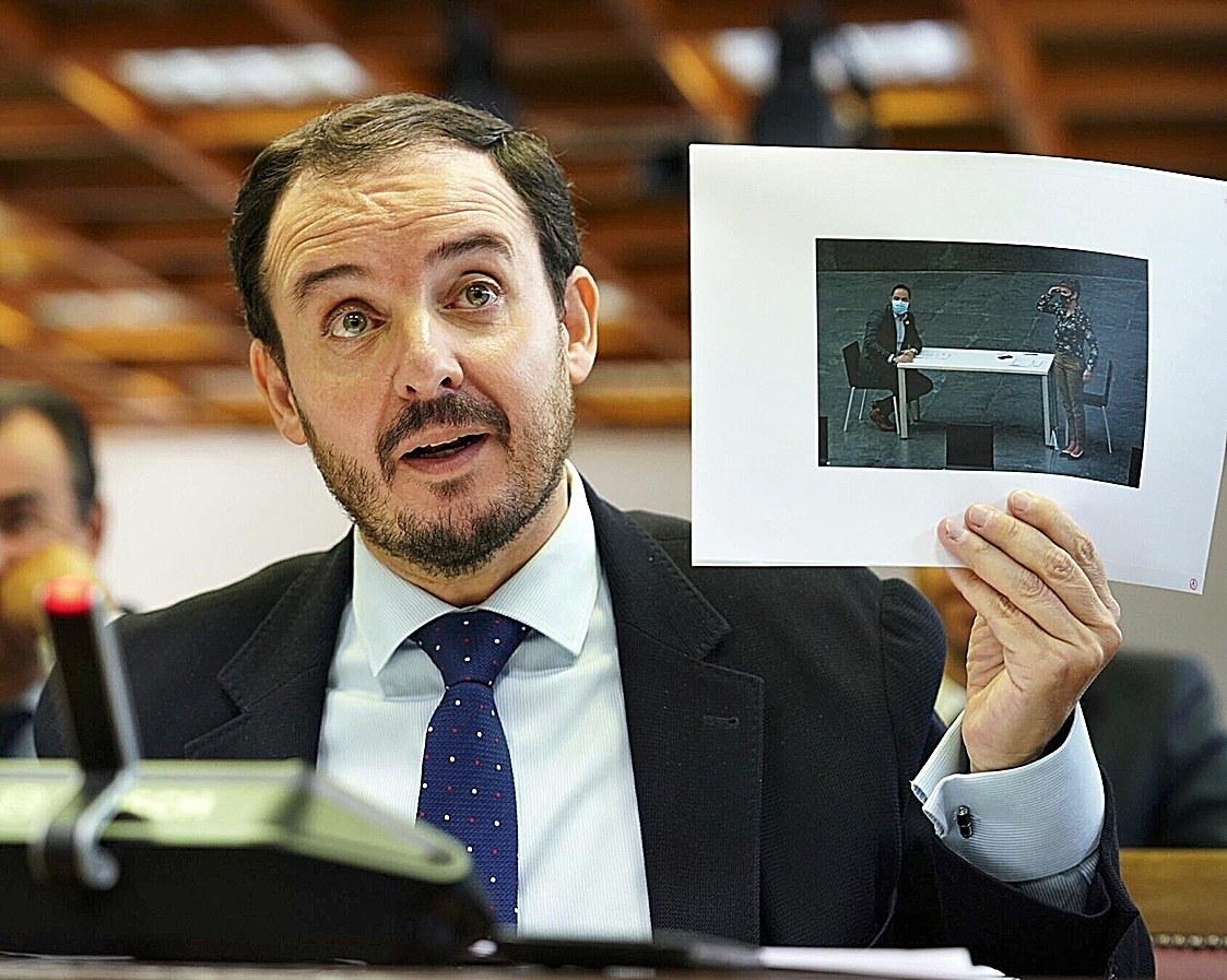 El senador del PP Alejo Miranda de Larra, durante un interrogatorio en la 'comisión Koldo'.