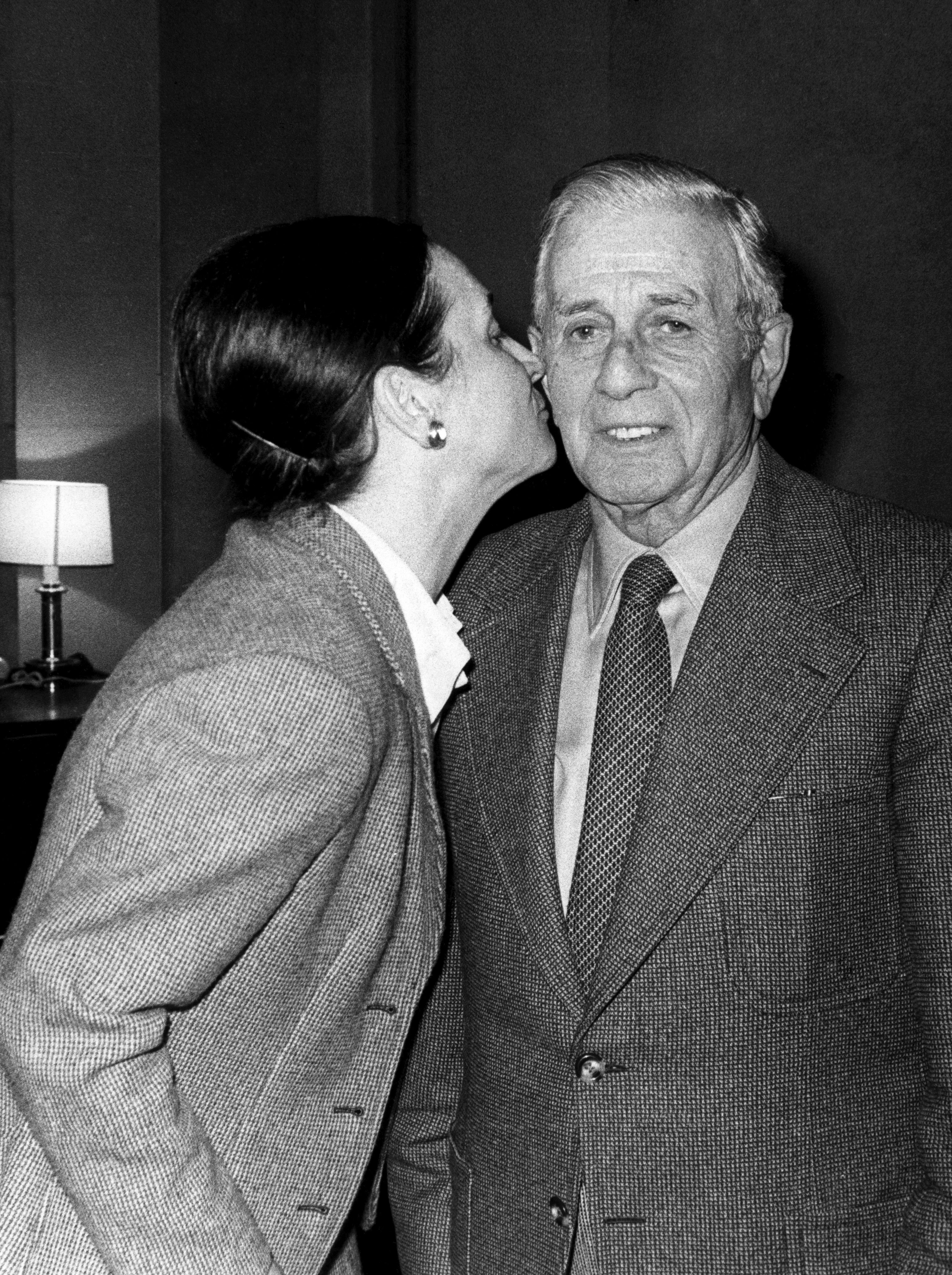 Marta Ferrusola besa a su suegro, en 1980.