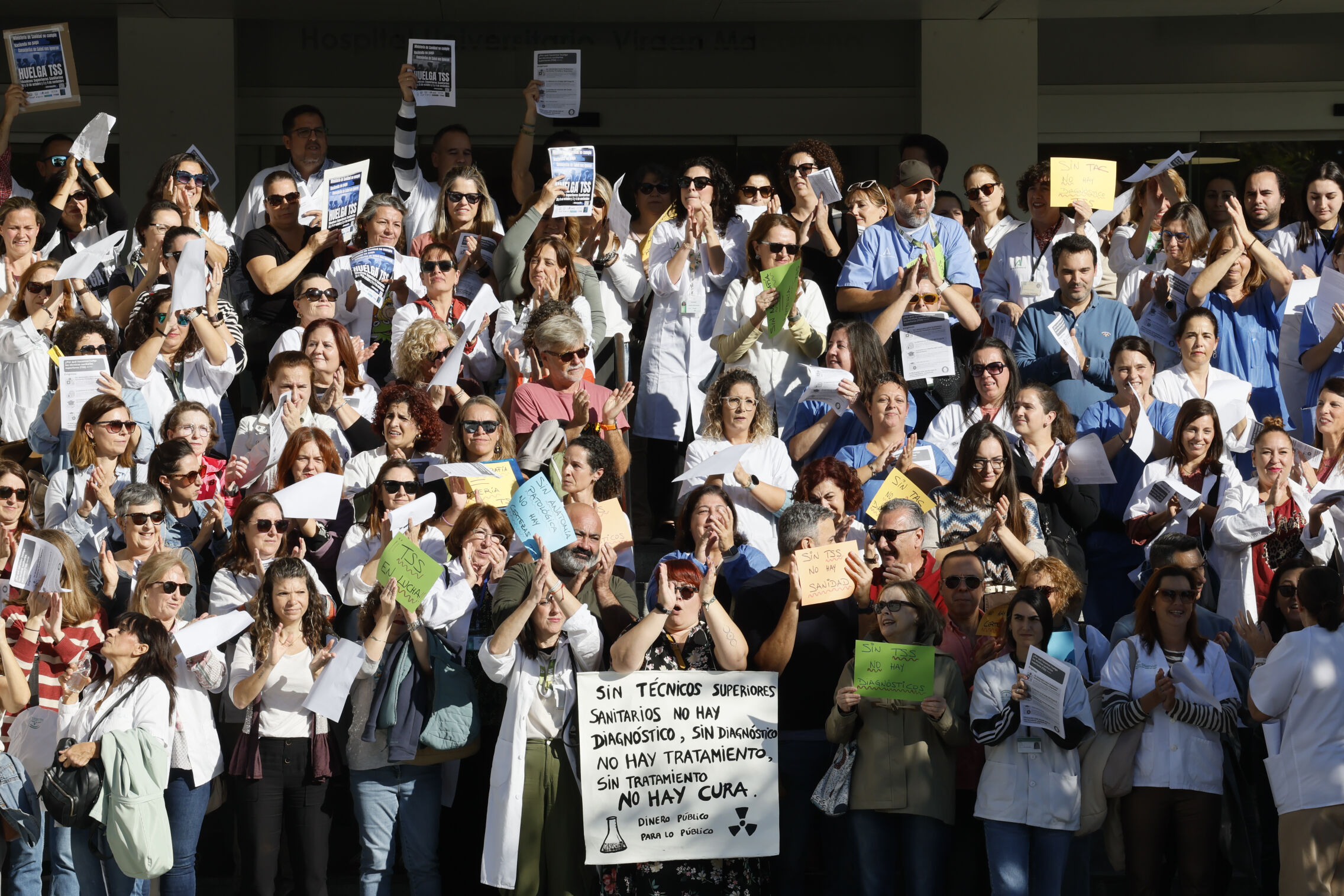 Foto: Huelga de técnicos sanitarios en Sevilla este 3 de noviembre. (EFE/José Manuel Vidal)